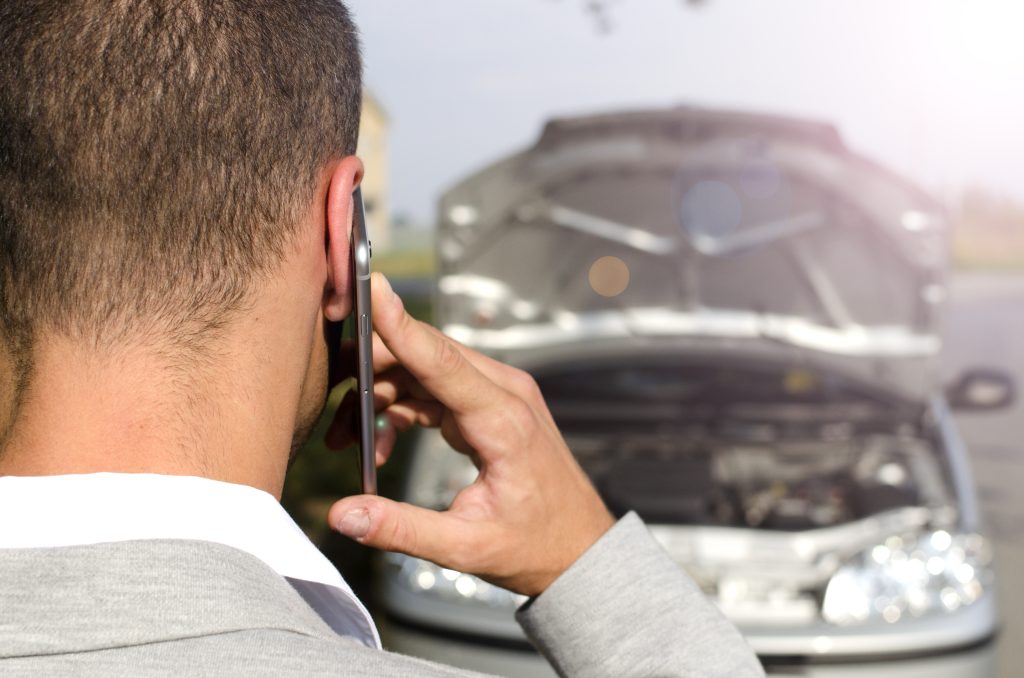 Mies soittaa, auto rikki tiellä. Autohuolto